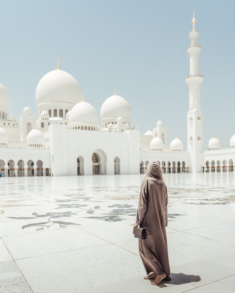 DRESS CODE AT THE ENTRANCE TO THE SHEIKH ZAYED GREAT MOSQUE, ABU DHABI,  UNITED ARAB EMIRATES, Stock Photo, Picture And Rights Managed Image. Pic.  GPT-DF000769 | agefotostock