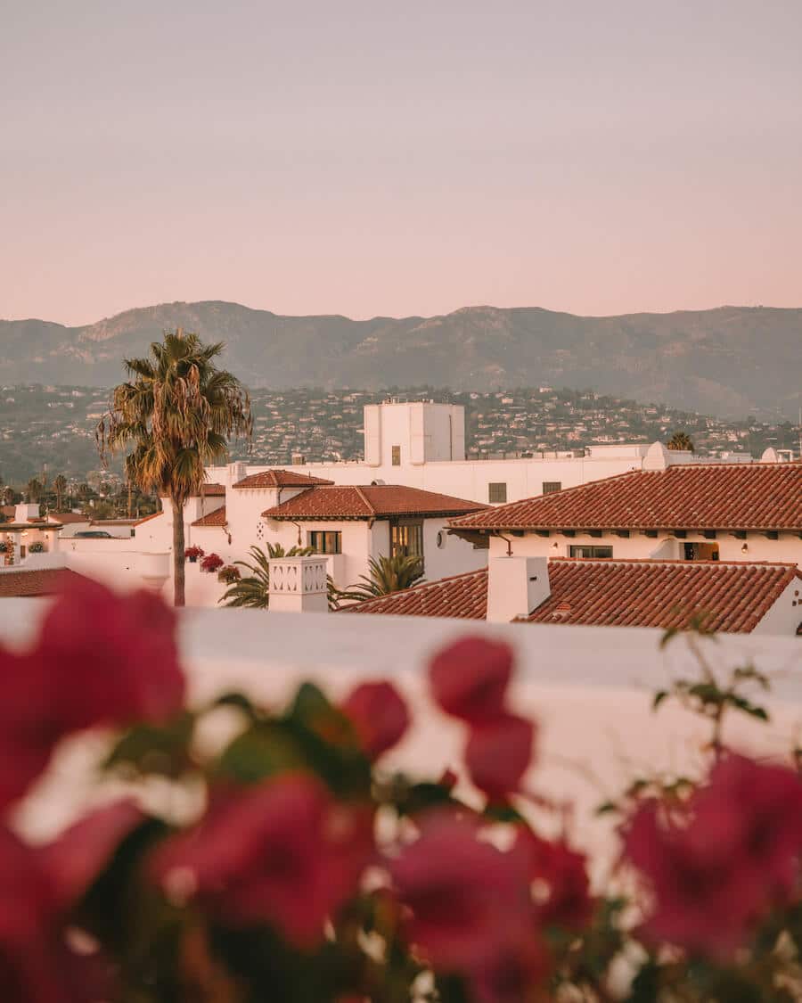 Santa Ynez Dağları'na bakan Santa Barbara manzarası