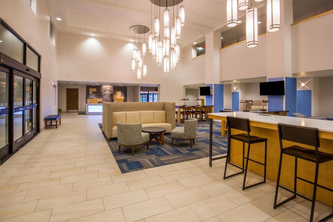 Holiday Inn Express Pahrump lobby 