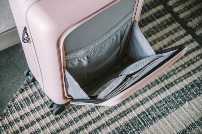 How to pack a suitcase to maximize space - Carry-on bag with laptop compartment