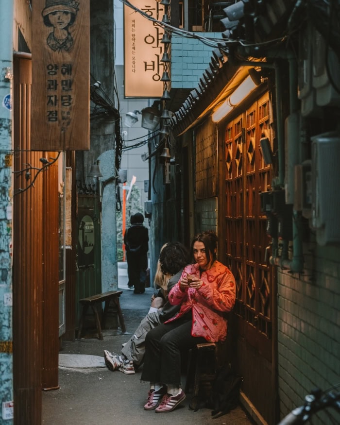 Coffee Hanyakbang alley Girl sitting in a low lit alleyway drinking an iced coffee