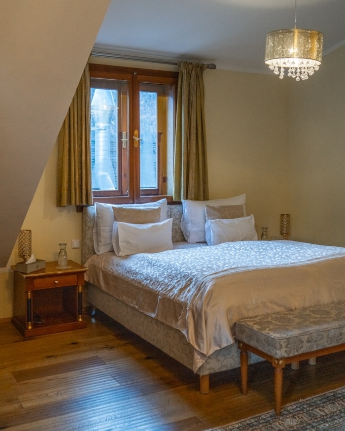 Seehotel Gruner Baum bed Room and bed at Seehotel Gruner Baum in Hallstatt