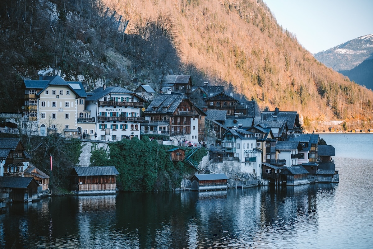 Homes and buildings in Hallstat Homes and buildings in Hallstatt that sit close to the lake's edge