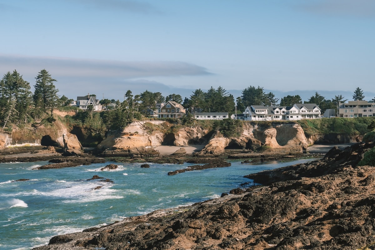 Best Oregon Coast Towns Houses perched atop cliffs in Depoe Bay