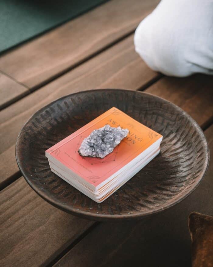 Bowl with tarot cards and an amethyst on top