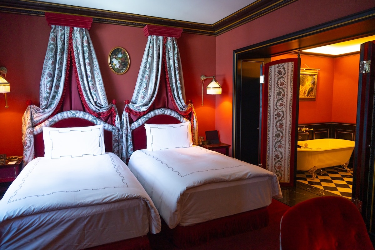 L'escape Hotel seoul Guest room interior at L'escape Hotel in Seoul featuring two twin beds with very opulent Parisian design