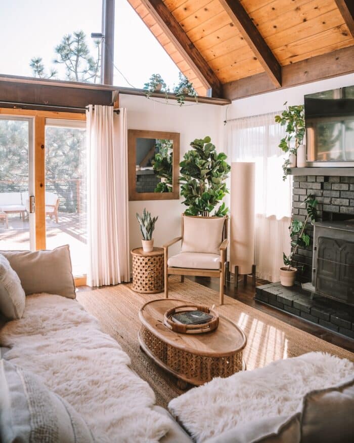 Airbnb interior boho Airbnb interior with a boho modern decor feel and black fireplace