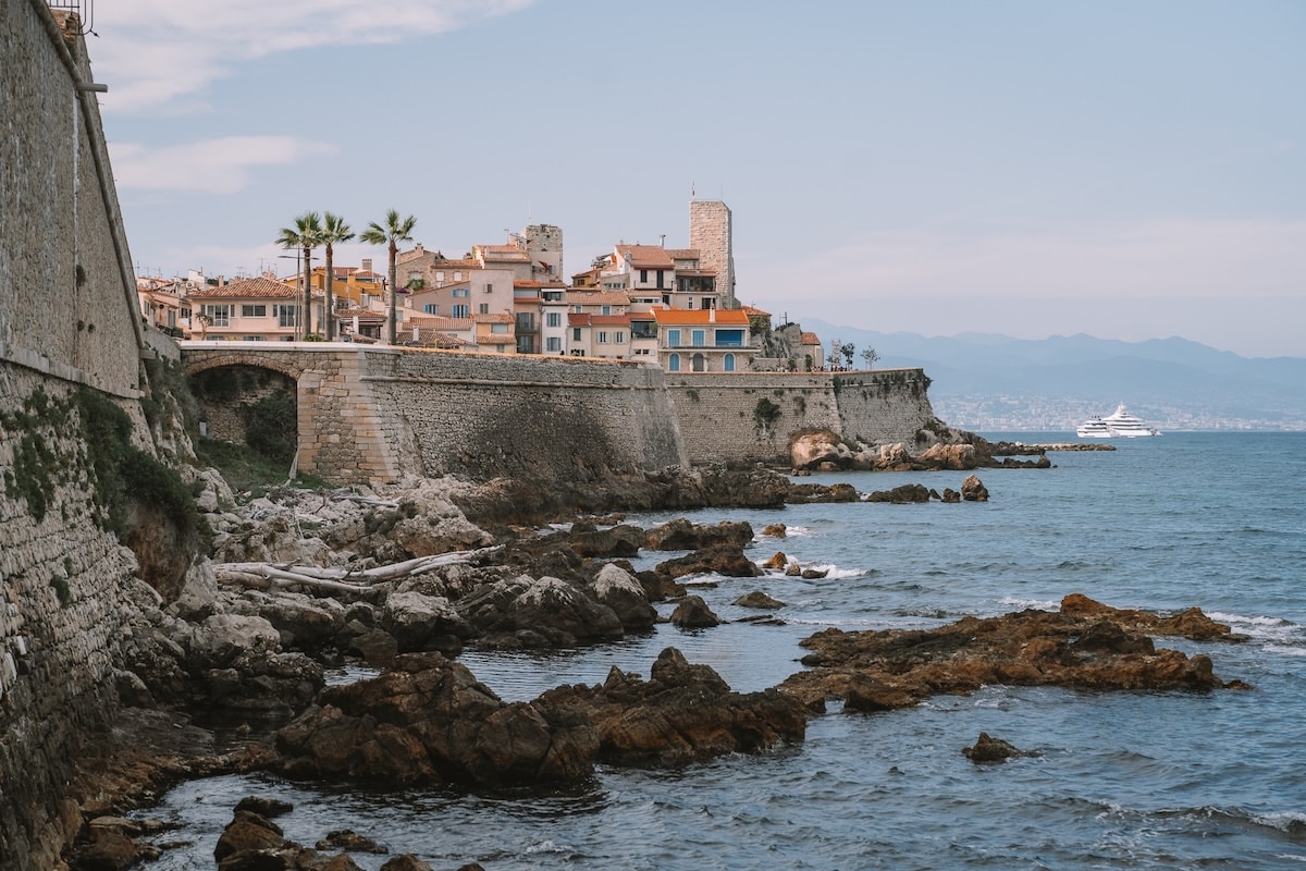 Amiral de Grasse Ramparts and colorful buildings along the Amiral de Grasse
