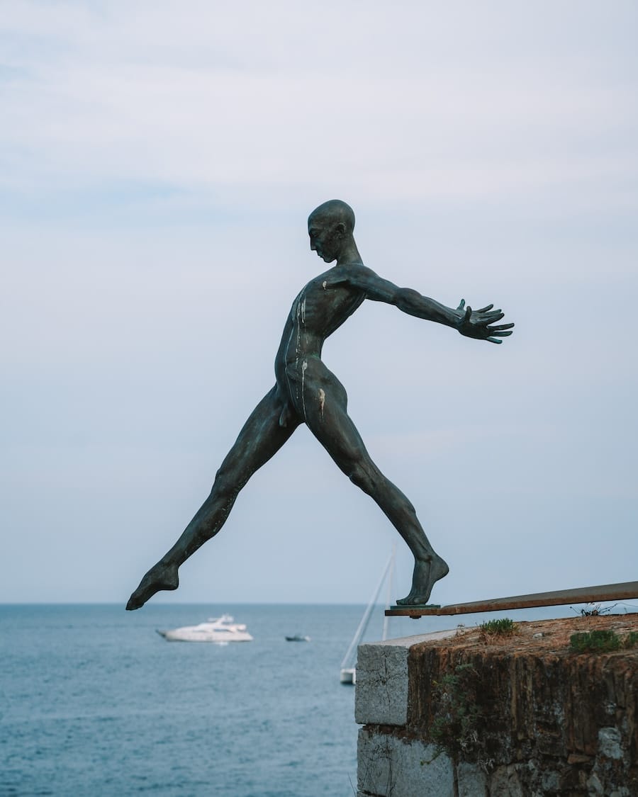 Le Défi bronze sculpture Le Défi bronze sculpture, created by artist Nicolas Lavarenne
