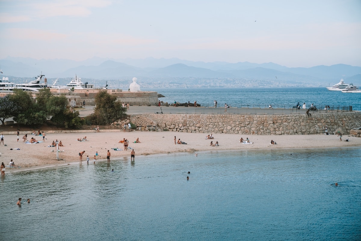 Plage de la Gravette People swimming and laying out at Plage de la Gravette
