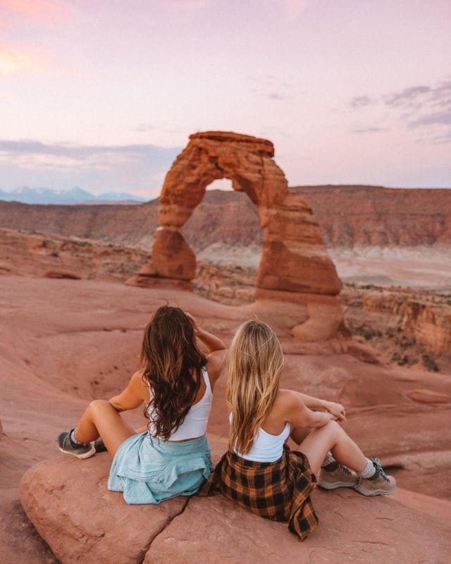 Two things:1) I just published a blog guide with all the top hikes you can’t miss in Arches National Park this spring/summer. Head to my blog (link in bio) to read before planning your upcoming road trips! 2) This babe @amyseder gets married today and I’m so honored to be part of her big day 💛 more on stories to come! 👰🏻
