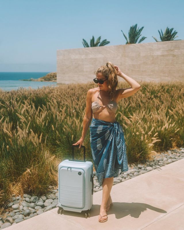 When it’s time to check out, but you’ve still got a few hours left of pool time before your flight. Who else is that person who maximizes every minute? 🙋🏼‍♀️ As always, with my @monostravel luggage in tow. Loving this Blue Haze hue - probably my favorite color of all my Monos travel gear so far 💯PS - You can use code LIVELIKEITSTHEWKND for 10% off all your Monos travel gear 🤗#monostravelcompanion